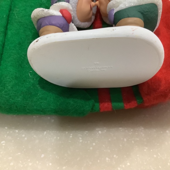 1999 Hallmark ornament, Eskimos Rubbing Noses - Picture 5 of 5
